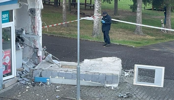 FOTO+VIDEO: Mohutná explózia odtrhla aj časť steny. Po útoku na Hornej Nitre z bankomatu nič nezostalo