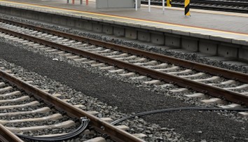 Komplikácie na železnici. Doprava medzi Sencom a Sládkovičovom je prerušená, zranil sa rušňovodič