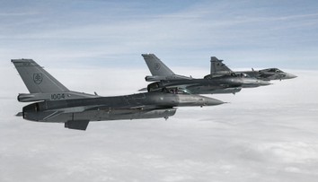 FOTO: Slovenské stíhačky F-16 si v ČR vyskúšali spoluprácu s českými strojmi Gripen