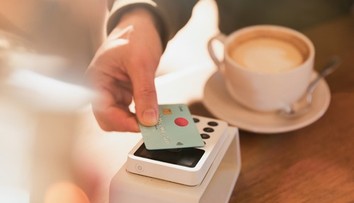 V obchodoch prestávame platiť kartami aj hotovosťou. Nové spôsoby niektorých zarazia