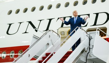 VIDEO: Trumpovi pri odchode zo samitu NATO hrozil atentát. Pri presune medzi lietadlami sa schoval v kontajneri na jedlo