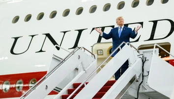 VIDEO: Trumpovi pri odchode zo samitu NATO hrozil atentát. Pri presune medzi lietadlami sa schoval v kontajneri na jedlo