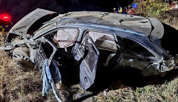 Pri predbiehaní stratil kontrolu. Vodič si rozbil auto, zranil seba aj spolujazdca