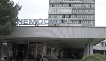 Brutálny incident v ružinovskej nemocnici, na urgente zasahovalo 15 policajtov. Páchateľ už pozná svoj trest