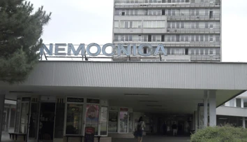 Brutálny incident v ružinovskej nemocnici, na urgente zasahovalo 15 policajtov. Páchateľ už pozná svoj trest