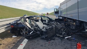 VIDEO: Takto to dopadne, keď sa vodič naplno nevenuje šoférovaniu. BMW na diaľnici napálilo do stojaceho kamiónu