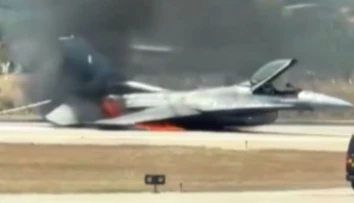 VIDEO: Stíhačka F-16 núdzovo pristála v plameňoch. Jediné letisko na Zakynthose je ochromené