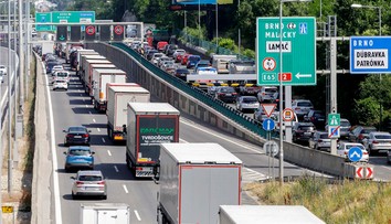 Rozsiahle kolóny ochromili premávku v Bratislave, spôsobila ich nehoda