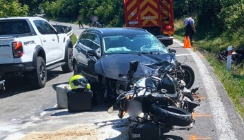 Nešťastný deň na slovenských cestách pokračuje. Vodička auta mala prejsť do protismeru a zraziť sa s motorkármi