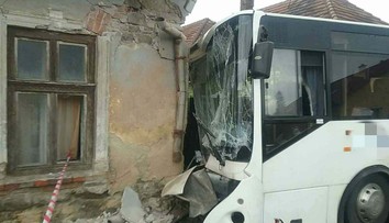 V Huncoviach narazil autobus do rodinného domu, niekoľko cestujúcich sa zranilo