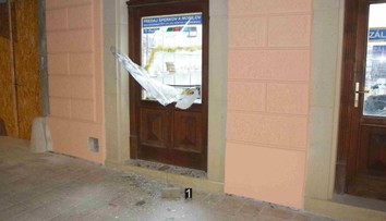 Výklad rozbil dlažbou. Zlodej si z levočskej záložne vzal šperky, spravil škodu za tisíce eur