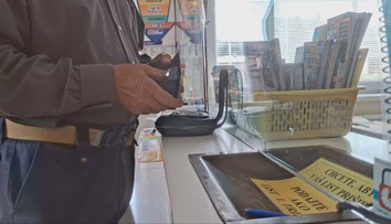„Už netreba nič, nech zrušia všetko“. Ľudí na východe Slovenska naštvalo rozhodnutie pošty