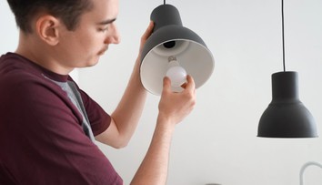 Mladí sú ochotní zaplatiť opravárom aj za tie najjednoduchšie úkony. Niektorí nevedia ani vymeniť žiarovku