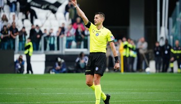 VIDEO: Nevkročil ani na hraciu plochu a už ho vylúčili. Španiel porušil zvláštne pravidlo