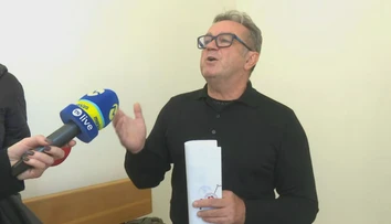 Pustili sa do seba pred kamerami. Po súde sa medzi Jozefom Pročkom a Miroslavom Sujom strhla hádka