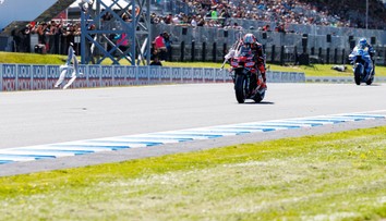 VIDEO: Austrálska divočina sa opäť nezaprela. Na Moto GP sa víťaz šprintu zrazil s votrelcom na trase