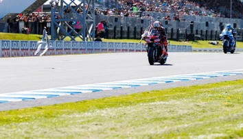 VIDEO: Austrálska divočina sa opäť nezaprela. Na Moto GP sa víťaz šprintu zrazil s votrelcom na trase