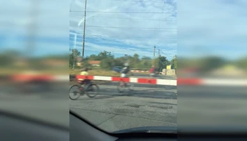 VIDEO: Muž viedol dve deti cez spustené závory. Na železničnom priecestí riskoval ich životy