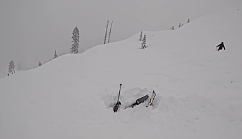 VIDEO: Pomoc v poslednej chvíli. Lyžiar bol hlavou zaborený v snehu, dochádzal mu kyslík