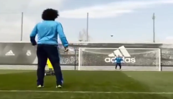 VIDEO: Brankár Realu Madrid predviedol ohromujúci akrobatický zákrok