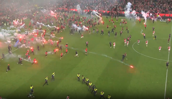 FOTO+VIDEO: Šialené scény z derby obleteli svet, Česi sa hanbia. Fanúšikovia napadli slovenského brankára