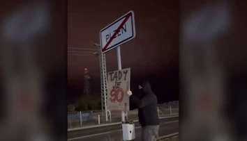 Nabádal vodičov, aby pridali plyn. Za dodatok k dopravnej značke hrozí páchateľovi poriadne vysoká pokuta