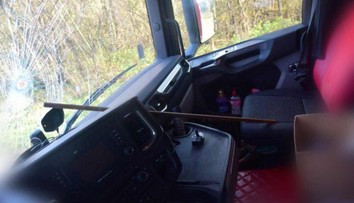 Scéna ako z hororu. Čelné sklo kamióna prerazila počas jazdy kovová tyč