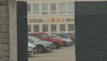 Škola na západe Slovenska sa mení na bojisko. Starostka odmieta výberové konanie, trpia učitelia aj deti