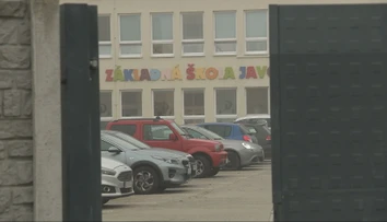 Škola na západe Slovenska sa mení na bojisko. Starostka odmieta výberové konanie, trpia učitelia aj deti