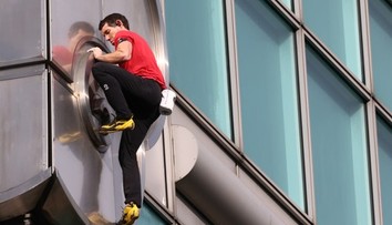 Bez istenia až na vrchol. Horolezec v priamom prenose zdolal jeden z najvyšších mrakodrapov sveta