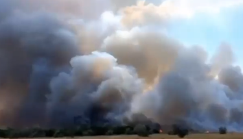 VIDEO: Na Kryme horí po výbuchoch vojenská základňa, ukrajinská rozviedka zodpovednosť za útok poprela