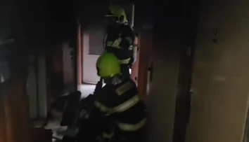 VIDEO: Plamene pohltili byt v Rožňave, zraneného našli hasiči pred dverami