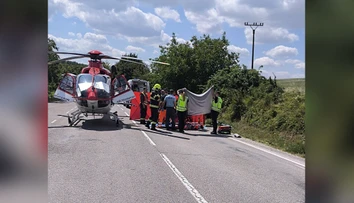 Motorkár (24) nezvládol predbiehanie. Jeho stroj skončil pod kolesami dodávky