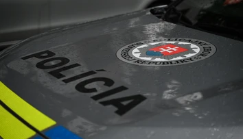 S 10-mesačným dieťaťom utekala k susedom. Družku mal napadnúť 19-ročný muž, padli aj desivé vyhrážky