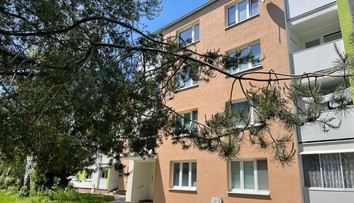 Dráma v Novom Meste nad Váhom: Trojročný chlapček vypadol z okna bytovky, zrejme sa prepadol cez sieťku