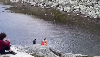 VIDEO: Poburujúce zábery z Tatier. V plese sa veselo kúpali rakúski turisti