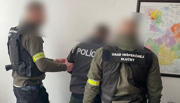 Policajta z Trenčianskeho kraja, ktorý mal vynášať citlivé informácie o vražde, obvinili z marenia spravodlivosti