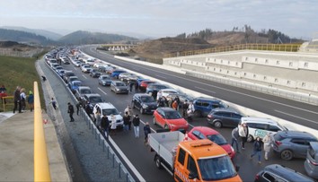 Deň pred otvorením tunela Višňové sa v ňom prešli tisíce ľudí. Neodradili ich ani kilometrové kolóny