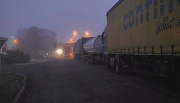 Mesto upchávajú kamióny. Michalovčania sa v pondelky nevedia dostať do práce