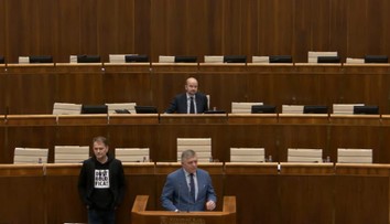 Hodinu otázok museli prerušiť. Igor Matovič opäť spôsobil rozruch v parlamente