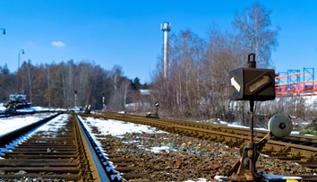 Kaskadérsky kúsok so šťastným koncom. Mladík nestíhal ujsť pred prichádzajúcim vlakom, tak si ľahol medzi koľaje a čakal