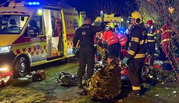 Na prevoz do nemocnice čakali zranení cestujúci z vlakov aj hodinu v daždi. Prečo to tak bolo?