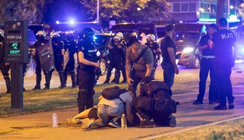 Demonštranti v Srbsku stavajú barikády. Polícia pri zásahu voči protestujúcim zadržala desiatky ľudí