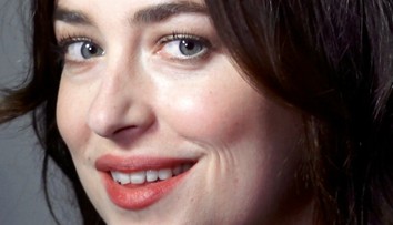 Hviezda 50 Shades of Grey už nie je sama. To je ale fešák