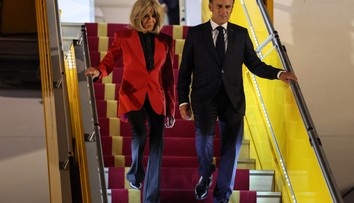 Úder do tváre, šok a „ty lúzer“. Čítač z pier rozobral čo si Macronovci povedali po ostrom incidente