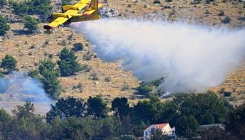 Neďaleko Splitu vypukol rozsiahly požiar. Evakuovať museli niekoľko turistov