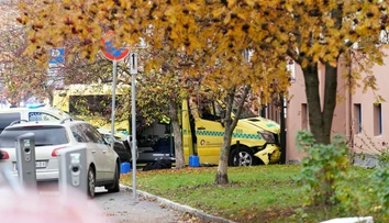 Dráma v Nórsku: Muž ukradol sanitku a vrazil do ľudí. Zranené sú aj dvojičky, ktoré boli v kočíku