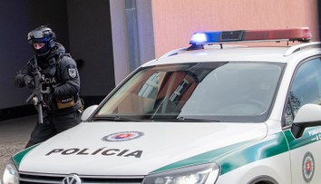 Veľká policajná akcia pre podozrenie z obchodovania so zbraňami. Zadržali viacero ľudí