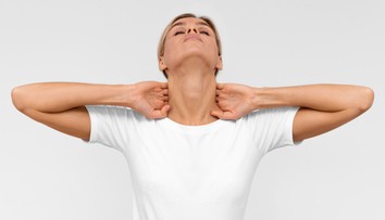 Nevinné pukanie v krku? Experti skloňujú vážny zdravotný problém