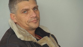 Z podpálenia auta pri činžiaku obvinili muža po polroku. Trestaný bol už 20-krát